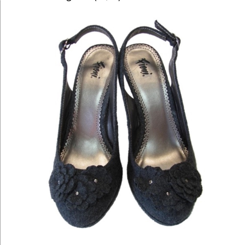 Fioni Gray Flower Pumps